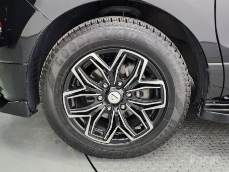 Hyundai Grand Starex Van