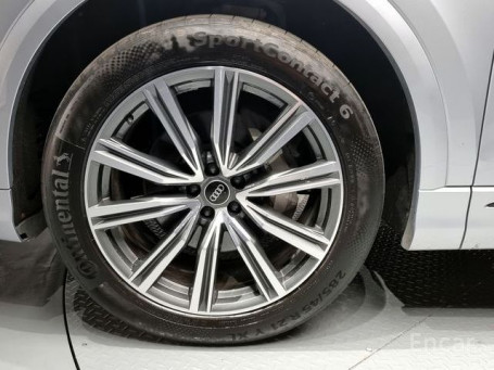 Audi - Q8 55 TFSI Quattro Premium